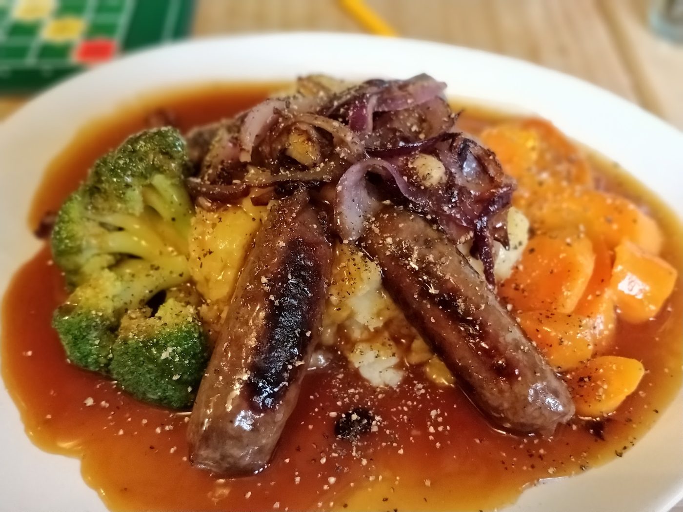Sausages with mash, broccoli, carrots and gravy